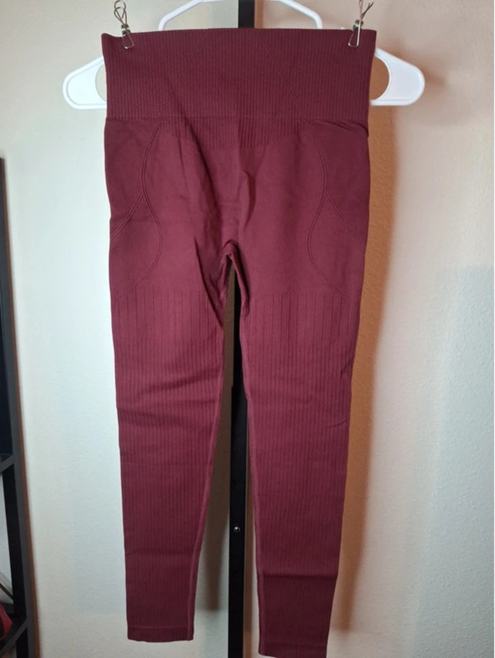 Halara Women's Burgundy Ribbed Leggings NWOT size S 7/8